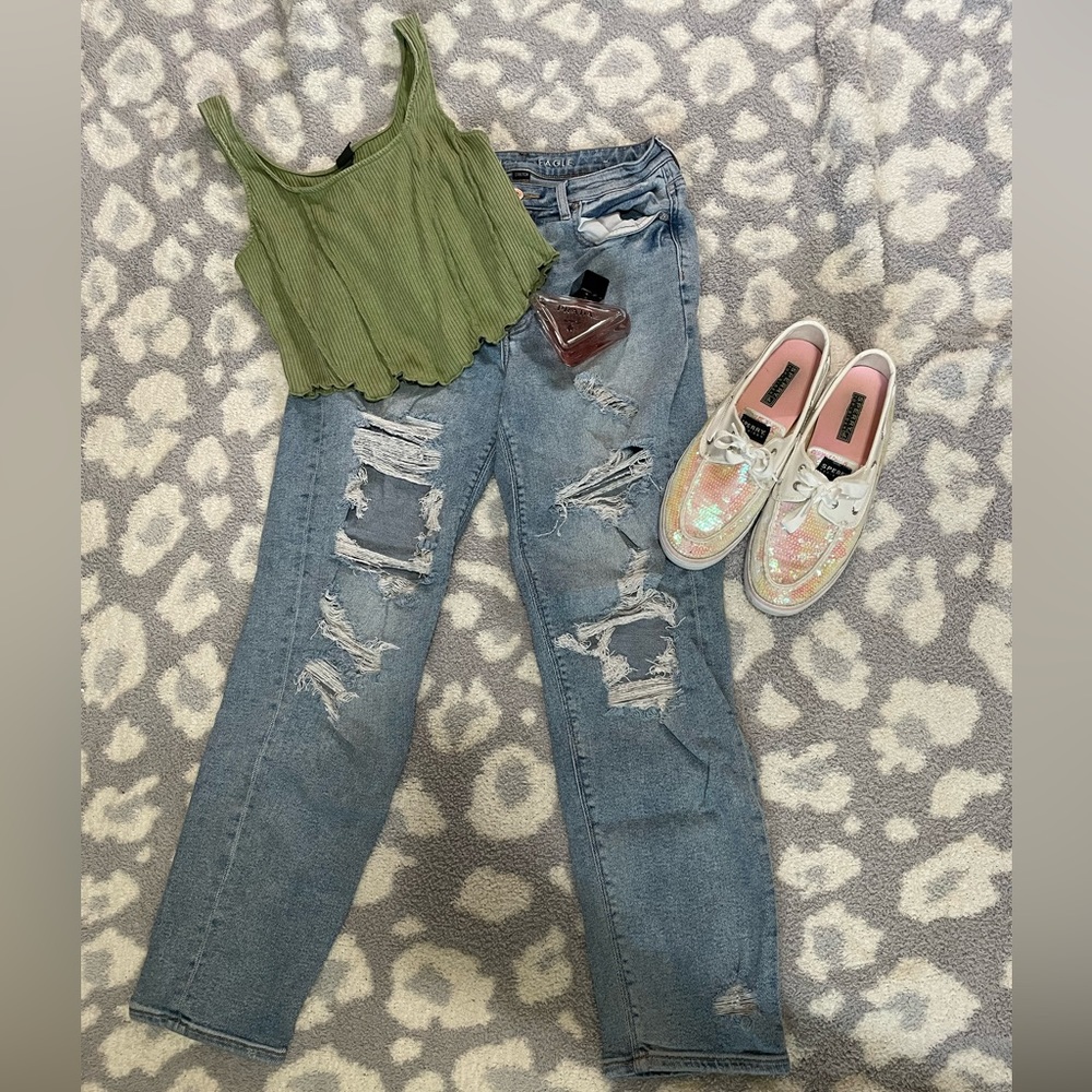 American Eagle Size 06 Stretch Ripped Mom Jeans